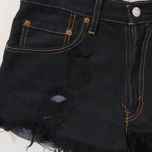 Levi's 550 Relaxed Fit Destroyed Shorts - Picture 3 of 7